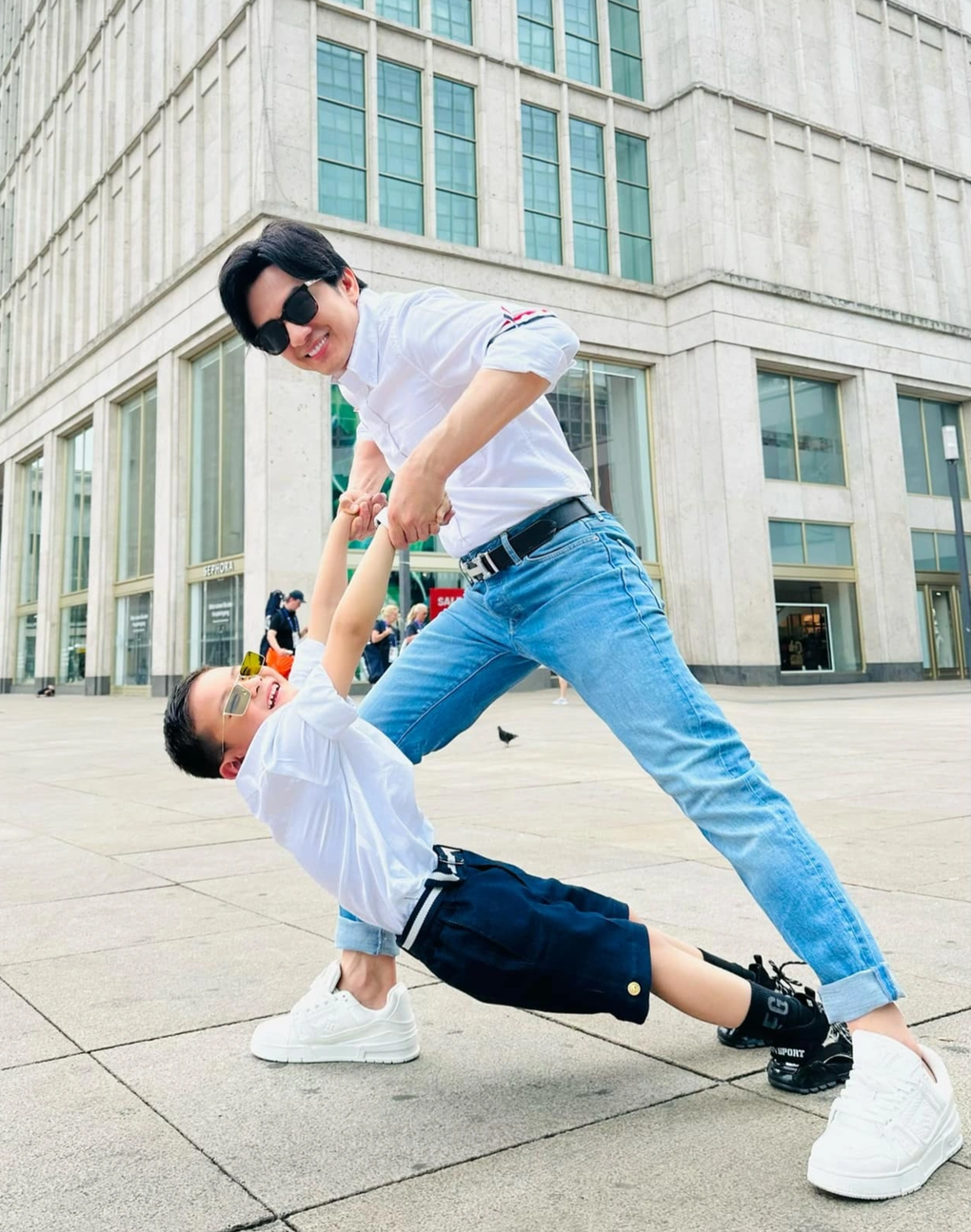 Sau khi chia tay, ca sĩ Đan Trường không ở cùng con nhiều nhưng anh vẫn thường xuyên trao đổi, thống nhất cách nuôi dạy con với vợ cũ. Nam ca sĩ nói anh nghiêm khắc còn Thủy Tiên mềm mỏng, thương con. "Phải có một người cứng, một người mềm để dạy bảo con", Đan Trường chia sẻ (Ảnh: Facebook nhân vật).