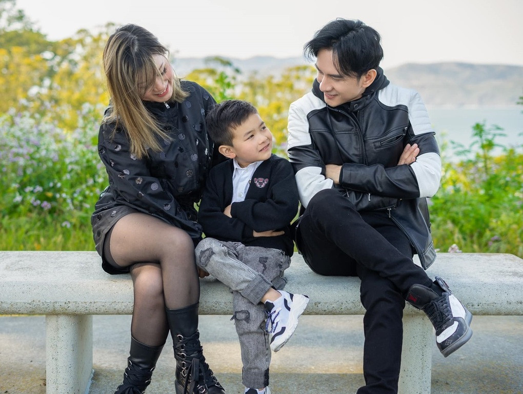 Thủy Tiên cũng luôn quan tâm người nhà của Đan Trường. Nữ doanh nhân thường xuyên hỏi thăm gia đình chồng cũ, giúp đỡ khi mẹ và em gái Đan Trường sang Mỹ định cư. Khi chồng cũ sang Mỹ lưu diễn, cô đưa bé Thiên Từ đến thăm bà nội (Ảnh: Facebook nhân vật).