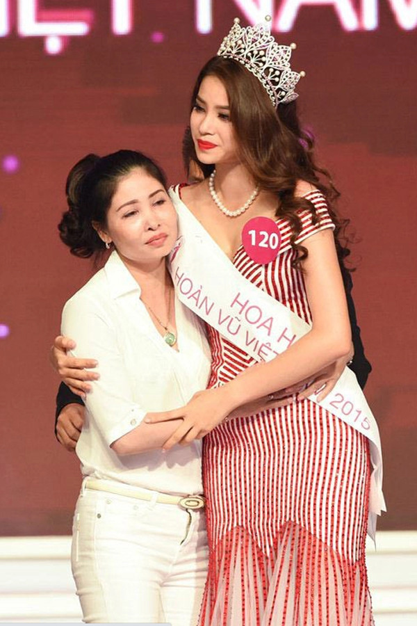 Chan dung nguoi phu nu Hoa hau Pham Huong xay biet thu bao hieu