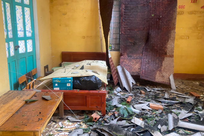 Loc xoay “thoi bay” mai nha dan, truong hoc o Thanh Hoa