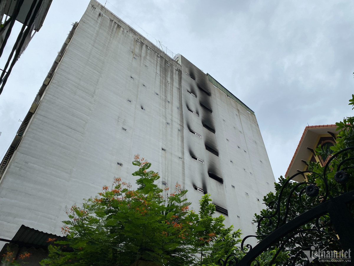 Tòa chung cư mini nằm sâu trong hẻm 29/70 Khương Hạ (quận Thanh Xuân, Hà Nội) vừa xảy ra cháy lớn được xây kiểu nhà ống, chia làm 45 căn hộ. Ngôi nhà chỉ có 1 mặt tiền, còn 3 hướng khác giáp nhà dân. Mỗi tầng thiết kế từ 3-5 căn hộ, mỗi căn rộng từ 30m2 - gần 50m2 với 2-3 phòng nhỏ, diện tích mỗi phòng trên dưới 10m2.