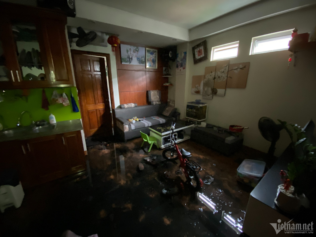 Còn ở phòng khách các căn hộ chỉ có hai khe cửa thông gió đồng thời là nguồn lấy ánh sáng trời duy nhất.