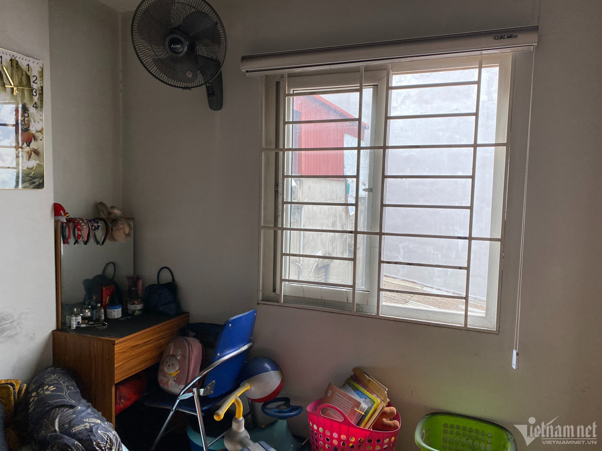 Với việc lắp đặt chấn song cố định như thế này tuy đảm bảo an toàn cho trẻ nhỏ nhưng khi xảy ra cháy, người ở trong nhà muốn thoát ra ngoài cửa sổ cũng không đủ thời gian phá.