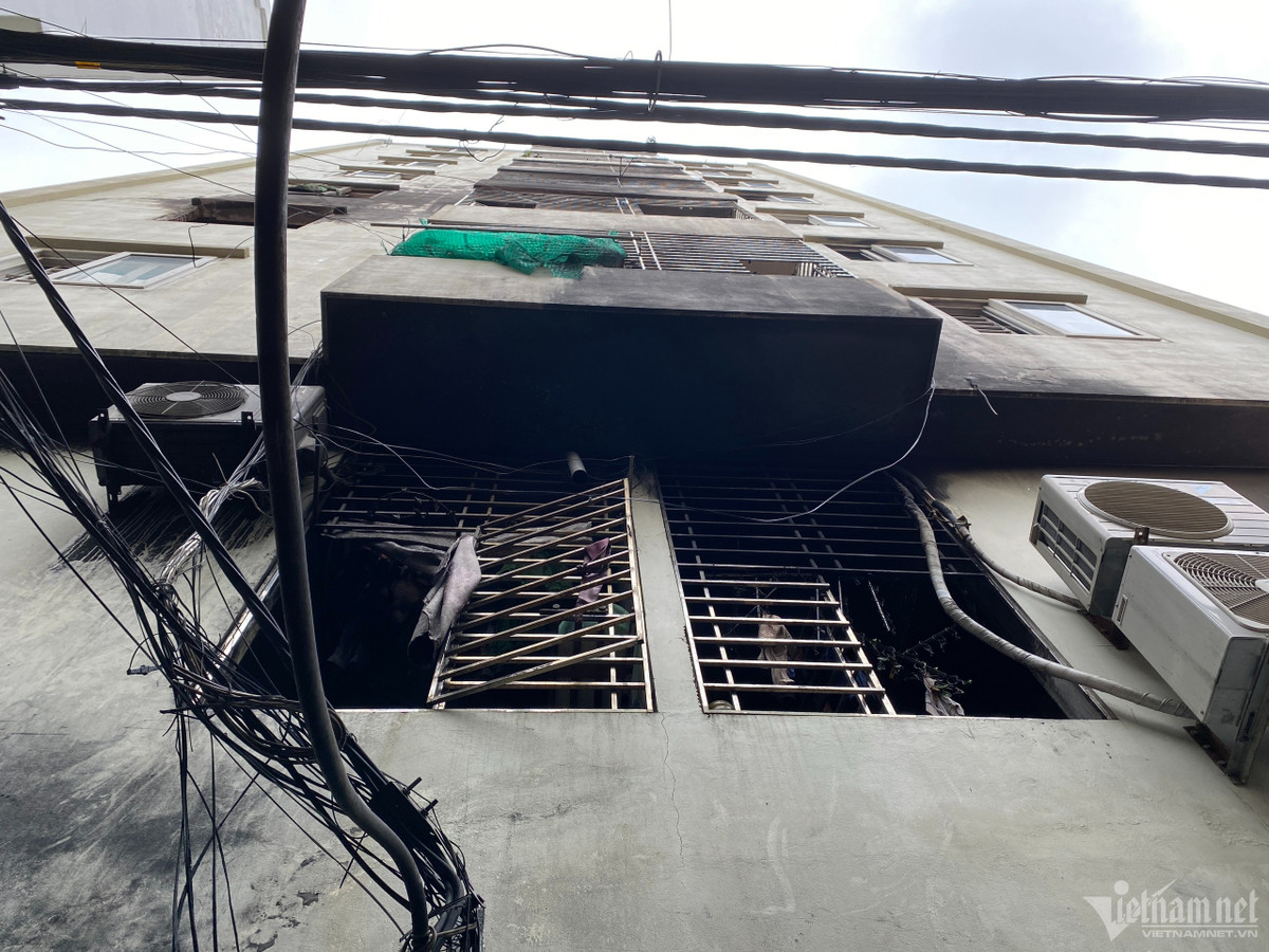 Mặt thoáng duy nhất là mặt tiền toà nhà nhìn ra ngõ không được thiết kế ban công, tất cả các cửa sổ lấy sáng đều bị hàn song sắt, nên khi xảy ra cháy nhiều người sinh sống bên trong không có cơ hội thoát hiểm.