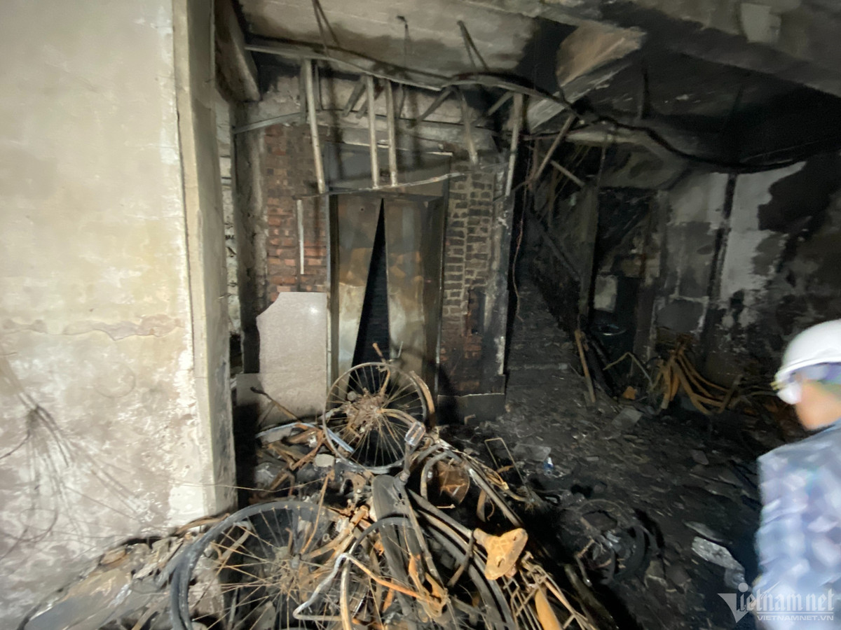 Chung cư mini này được thiết kế thang bộ và thang máy giữa nhà. Khi xảy ra cháy, hệ thống điện dừng hoạt động.