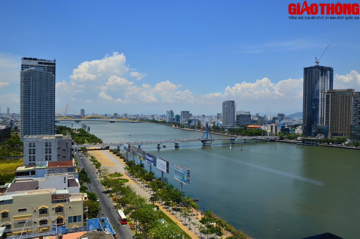 Cầu sông Hàn là một trong những cây cầu đầu tiên bắc qua sông Hàn, nối liền hai trục đường chính của Đà Nẵng là đường Lê Duẩn ở bờ tây và đường Phạm Văn Đồng ở bờ đông thành phố. Cầu có chiều dài 487,7m, rộng 12,9m với 11 nhịp, mỗi nhịp dài 33m, kết cấu bê tông cốt thép dự ứng lực và 2 nhịp dây văng có tổng chiều dài 122,7m, kết cấu dầm và tháp cầu chính bằng thép, bản mặt cầu bằng bê tông cốt thép.