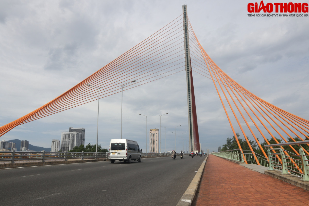 Mặt cầu rộng 35,5m với 6 làn xe, mỗi làn rộng 3,75m và 2 làn đường đi bộ, mỗi làn rộng 3m có lan can bảo hộ. Điểm đặc biệt trong sơ đồ kết cấu của công trình cầu Trần Thị Lý chính là trụ tháp đơn, nghiêng 12 độ nhưng không thiết kế dạng ngầm cứng như các cầu dây văng thông thường mà được liên kết cứng với dầm mặt cầu và tựa trên trụ S5 thông qua gối cầu hình chỏm cầu với sức chịu tải lên đến 25.000 tấn - tải trọng lớn nhất thế giới hiện nay.