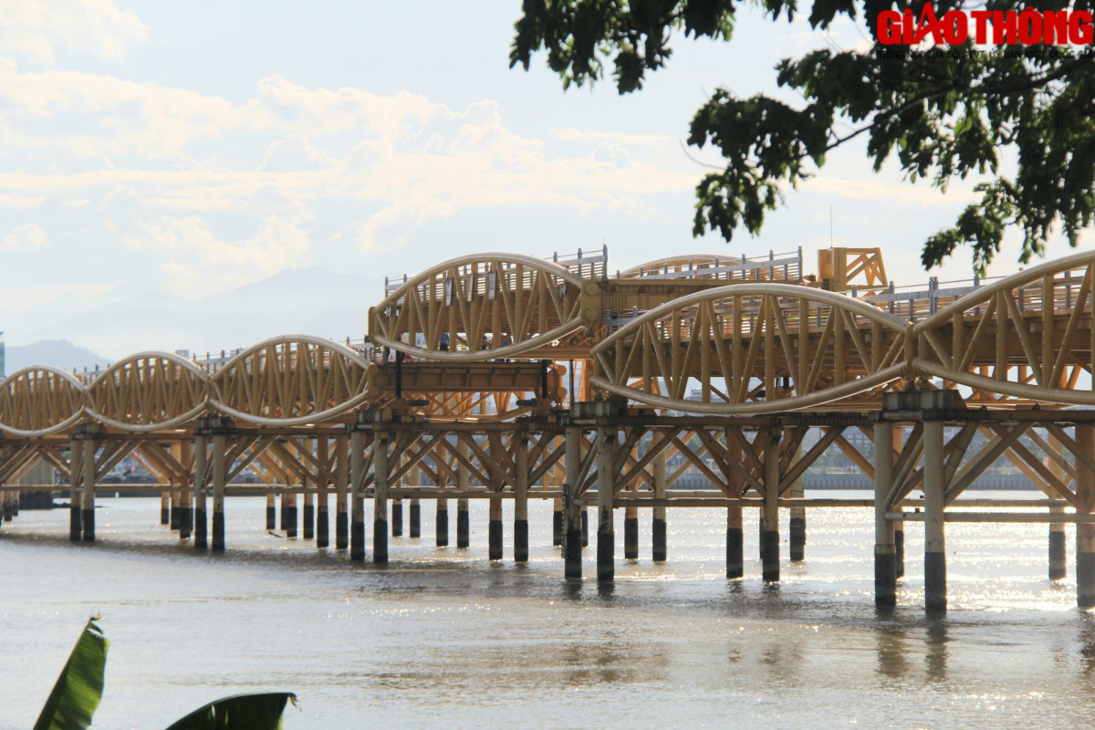 Cầu Nguyễn Văn Trỗi sẽ nâng, hạ 1 lần/ngày nhịp giữa vào các ngày thứ bảy, chủ nhật hàng tuần và các ngày lễ, Tết trong khung giờ từ 16h-18h để phục vụ nhu cầu thưởng thức của người dân, du khách. Theo thông số kỹ thuật, có 4 kích nâng với tải trọng nâng 1 kích là 100 tấn, vận tốc nâng: 0,233m/phút. Hành trình nâng với độ cao 3,6m. Chiều dài nhịp thông thuyền được nâng là 36,45m