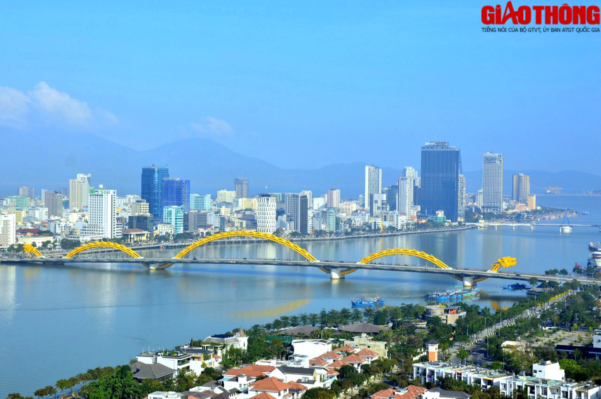 Cầu Rồng là cây cầu thứ 6 bắc qua sông Hàn. Cầu Rồng dài 666m và rộng 37,5m với 6 làn xe chạy. Cầu được khởi công xây dựng vào ngày 19/7/2009 và thông xe ngày 29/3/2013 với tổng kinh phí xây dựng gần 1.500 tỷ đồng.