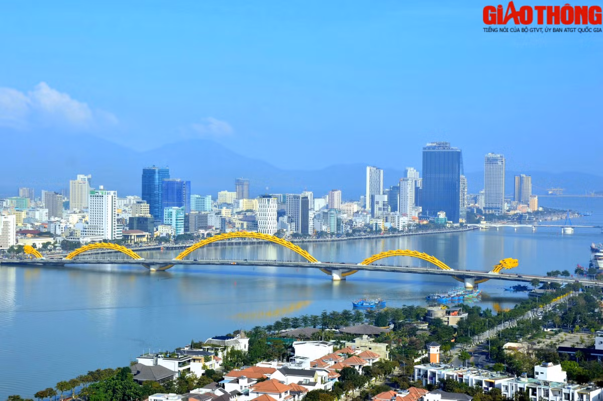 Cầu Rồng là cây cầu thứ 6 bắc qua sông Hàn. Cầu Rồng dài 666m và rộng 37,5m với 6 làn xe chạy. Cầu được khởi công xây dựng vào ngày 19/7/2009 và thông xe ngày 29/3/2013 với tổng kinh phí xây dựng gần 1.500 tỷ đồng.