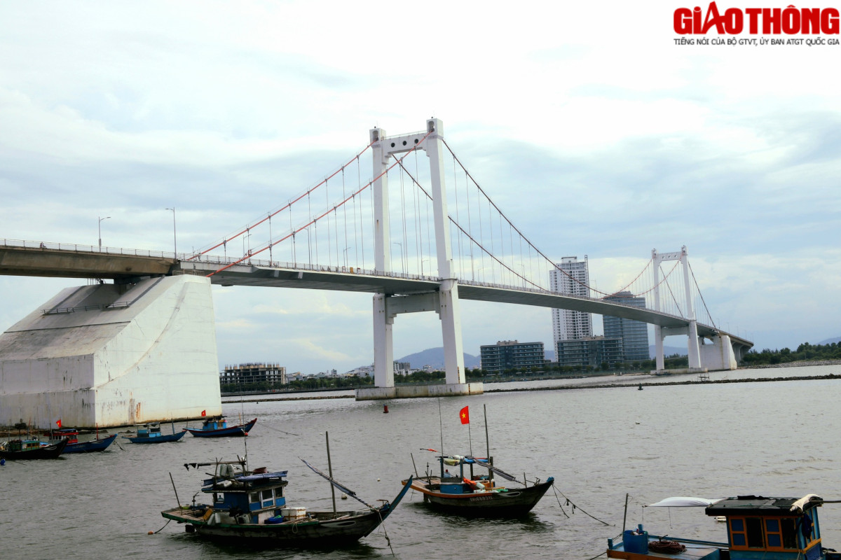 Cầu Thuận Phước được khởi công xây dựng vào ngày 16/1/2003 với vốn đầu tư gần 1.000 tỷ đồng từ ngân sách Nhà nước. Cầu Thuận Phước là cầu treo dây võng dài nhất Việt Nam, nối liền hai tuyến đường ven biển Nguyễn Tất Thành và Hoàng Sa - Trường Sa của Đà Nẵng. Cây cầu nằm ở vị trí đặc biệt, nơi sông Hàn đổ ra biển.