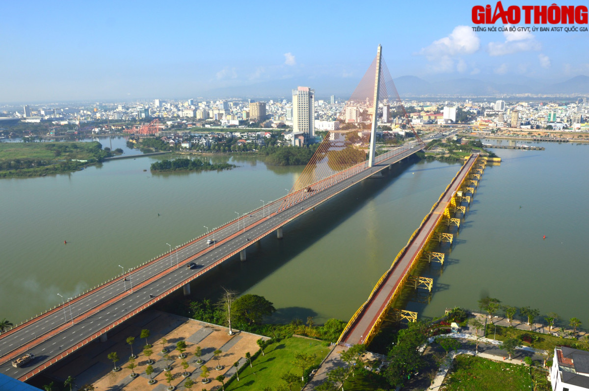 Cách đó không xa là hai cây cầu chạy song song nối liền quận Hải Châu và quận Ngũ Hành Sơn, gồm cầu Trần Thị Lý và cầu Nguyễn Văn Trỗi.