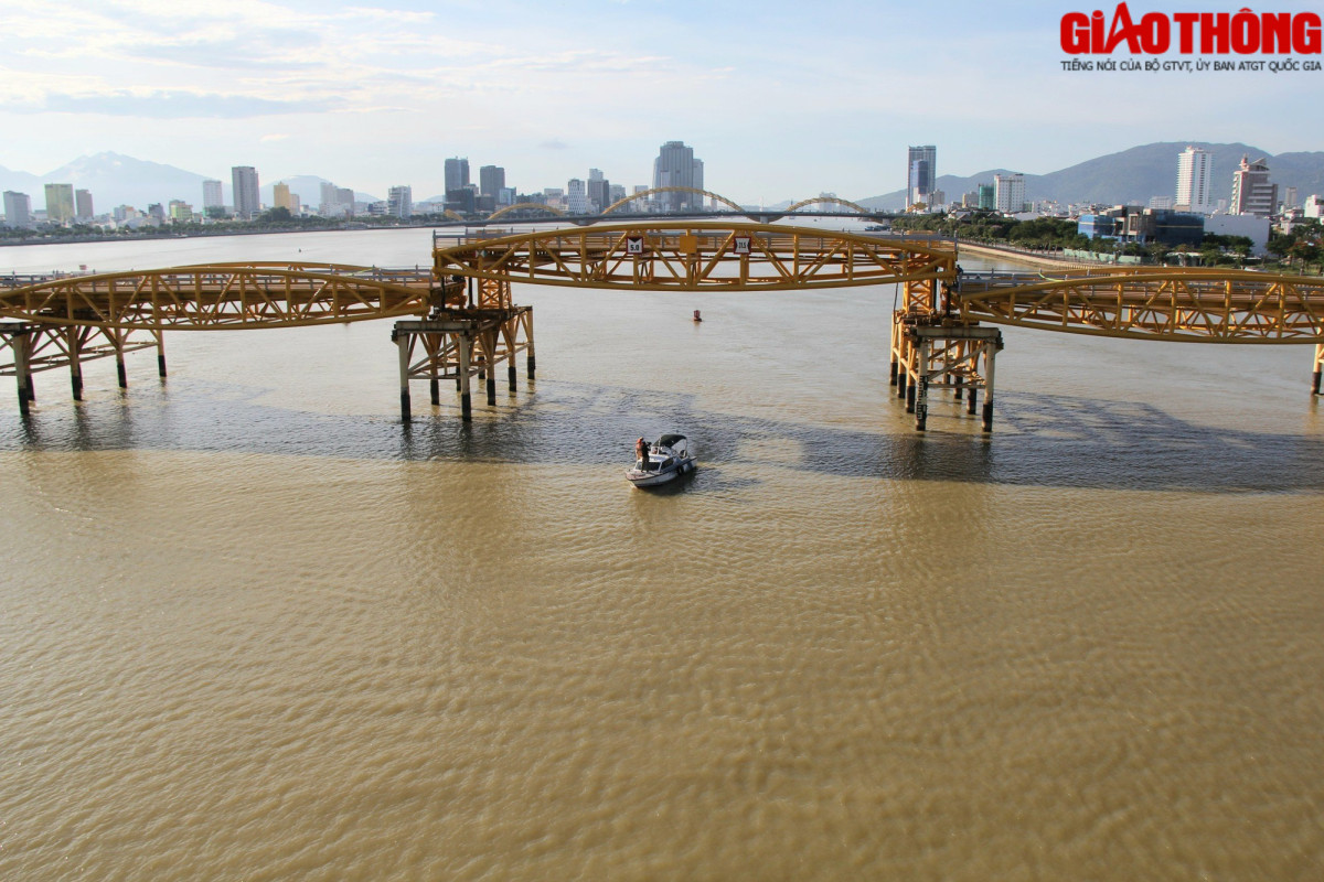 Cầu Nguyễn Văn Trỗi là cây cầu đầu tiên bắc qua sông Hàn, được đưa vào sử dụng từ năm 1965. Đến năm 2015, hệ thống điều khiển, nâng nhịp cầu Nguyễn Văn Trỗi được cải tạo, thi công lắp đặt và chuyển giao công nghệ hệ thống điều khiển và giám sát nhịp nâng cầu phục vụ thông thuyền. Cầu Nguyễn Văn Trỗi hiện nay không còn chức năng vận hành giao thông, thay vào đó là cây cầu du lịch độc đáo của Đà Nẵng