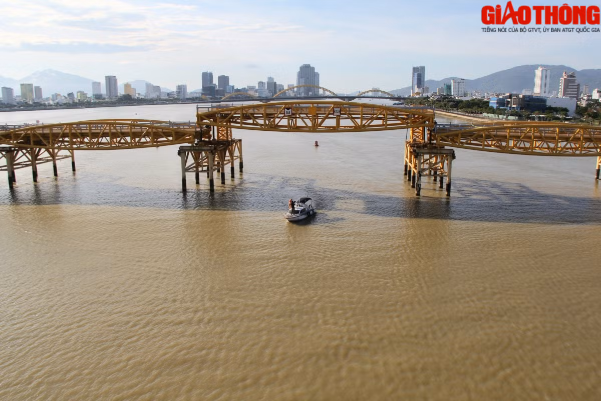 Cầu Nguyễn Văn Trỗi là cây cầu đầu tiên bắc qua sông Hàn, được đưa vào sử dụng từ năm 1965. Đến năm 2015, hệ thống điều khiển, nâng nhịp cầu Nguyễn Văn Trỗi được cải tạo, thi công lắp đặt và chuyển giao công nghệ hệ thống điều khiển và giám sát nhịp nâng cầu phục vụ thông thuyền. Cầu Nguyễn Văn Trỗi hiện nay không còn chức năng vận hành giao thông, thay vào đó là cây cầu du lịch độc đáo của Đà Nẵng