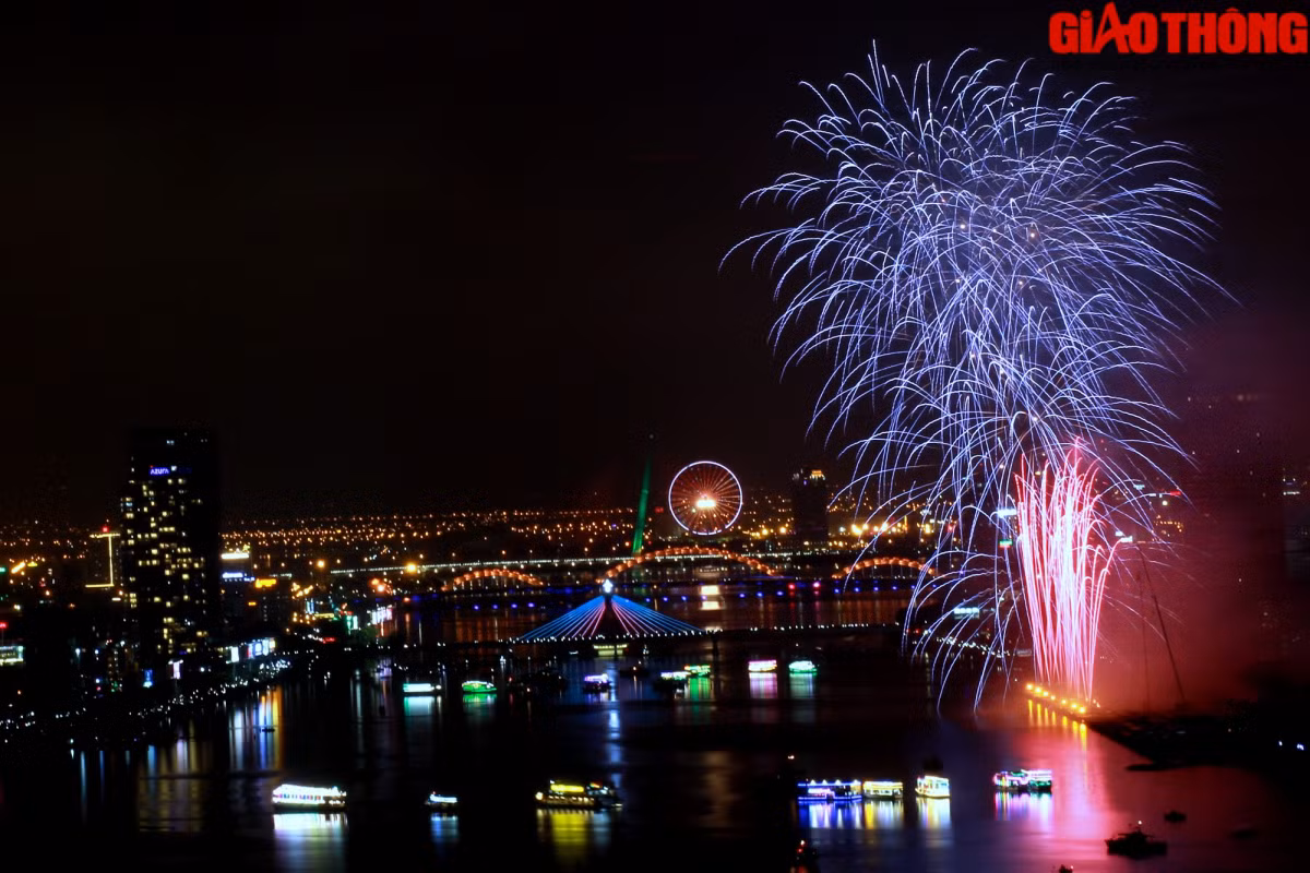 Về đêm, những cây cầu bắc qua sông Hàn lung linh ánh đèn, tô điểm cho thành phố biển Đà Nẵng.