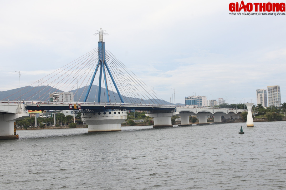 Điều đặc biệt của cầu sông Hàn là cây cầu xoay đầu tiên do kỹ sư, công nhân Việt Nam tự thiết kế và thi công. Cầu có khả năng quay nhịp giữa 90 độ so với ban đầu, tạo ra 2 lạch đường thủy để tàu thuyền đi qua. Thời gian quay thường vào nửa đêm. Cầu sông Hàn khởi công ngày 2/9/1998, hoàn thành vào 29/3/2000. Cây cầu đưa vào khai thác đã chấm dứt cảnh “lụy phà” của người dân đôi bờ sông Hàn, từng bước nâng tầm hạ tầng giao thông, phát triển kinh tế, xã hội bờ đông.