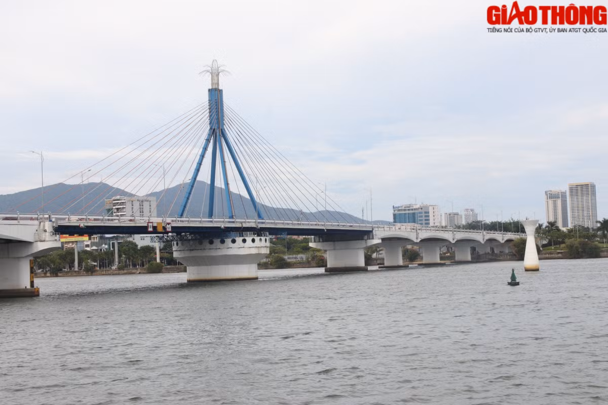 Điều đặc biệt của cầu sông Hàn là cây cầu xoay đầu tiên do kỹ sư, công nhân Việt Nam tự thiết kế và thi công. Cầu có khả năng quay nhịp giữa 90 độ so với ban đầu, tạo ra 2 lạch đường thủy để tàu thuyền đi qua. Thời gian quay thường vào nửa đêm. Cầu sông Hàn khởi công ngày 2/9/1998, hoàn thành vào 29/3/2000. Cây cầu đưa vào khai thác đã chấm dứt cảnh “lụy phà” của người dân đôi bờ sông Hàn, từng bước nâng tầm hạ tầng giao thông, phát triển kinh tế, xã hội bờ đông.