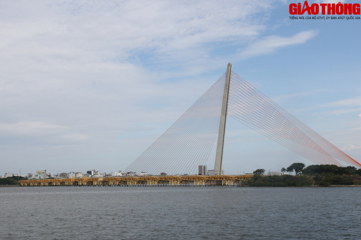 Cầu Trần Thị Lý vốn là cầu đường sắt, thời Pháp thuộc cầu được gọi là De Lattre de Tassigny, sau đó đổi tên thành cầu Trịnh Minh Thế, nằm cách cầu Nguyễn Văn Trỗi khoảng 20m về phía thượng lưu. Sau năm 1975, cầu được đặt tên là cầu Trần Thị Lý và được nâng cấp thành cầu đường bộ, cùng với cầu Nguyễn Văn Trỗi làm nhiệm vụ thông thương, nối liền hai bờ sông Hàn.