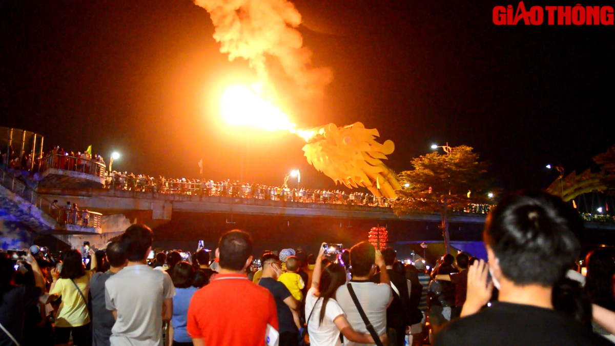 Trên dải phân cách giữa cầu được thiết kế hình dáng con rồng vàng bằng thép, hướng về phía Biển Đông. Rồng được thiết kế khả năng phun nước, phun lửa để phục vụ du khách vào các đêm cuối tuần, ngày lễ, Tết.