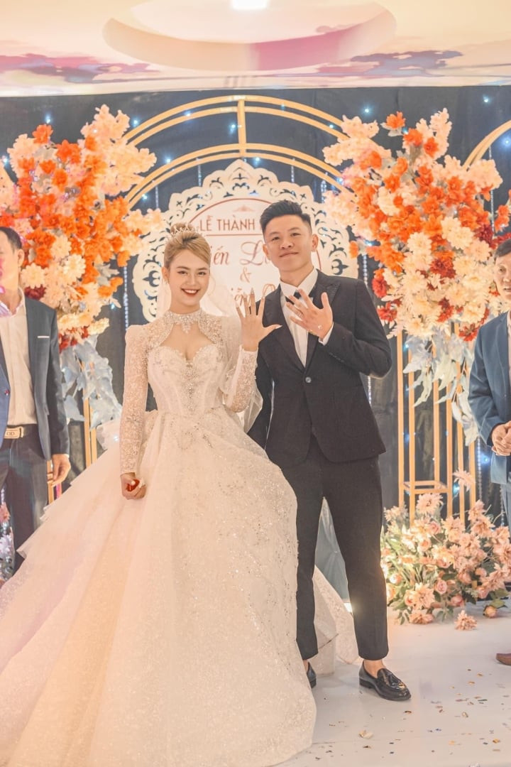 Anh cũng là một trong số ít các cầu thủ ở đội U22 Việt Nam đã lập gia đình.