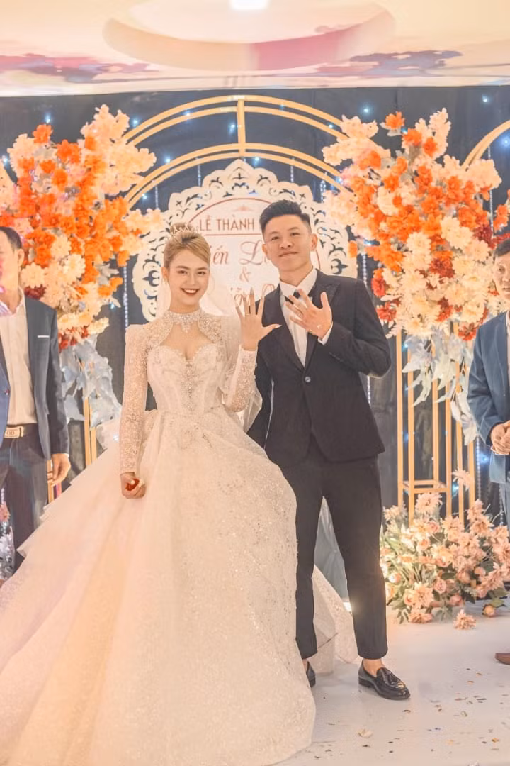 Anh cũng là một trong số ít các cầu thủ ở đội U22 Việt Nam đã lập gia đình.