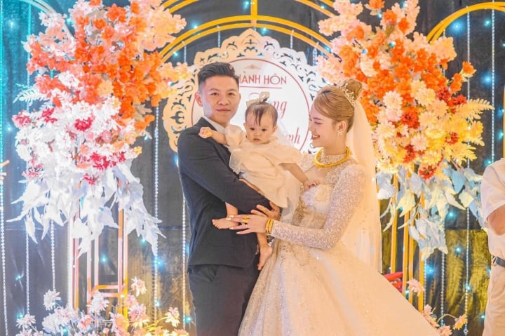 Dù mới 21 tuổi nhưng Tiến Long sớm "yên bề gia thất" khiến cho ai cũng phải bất ngờ.