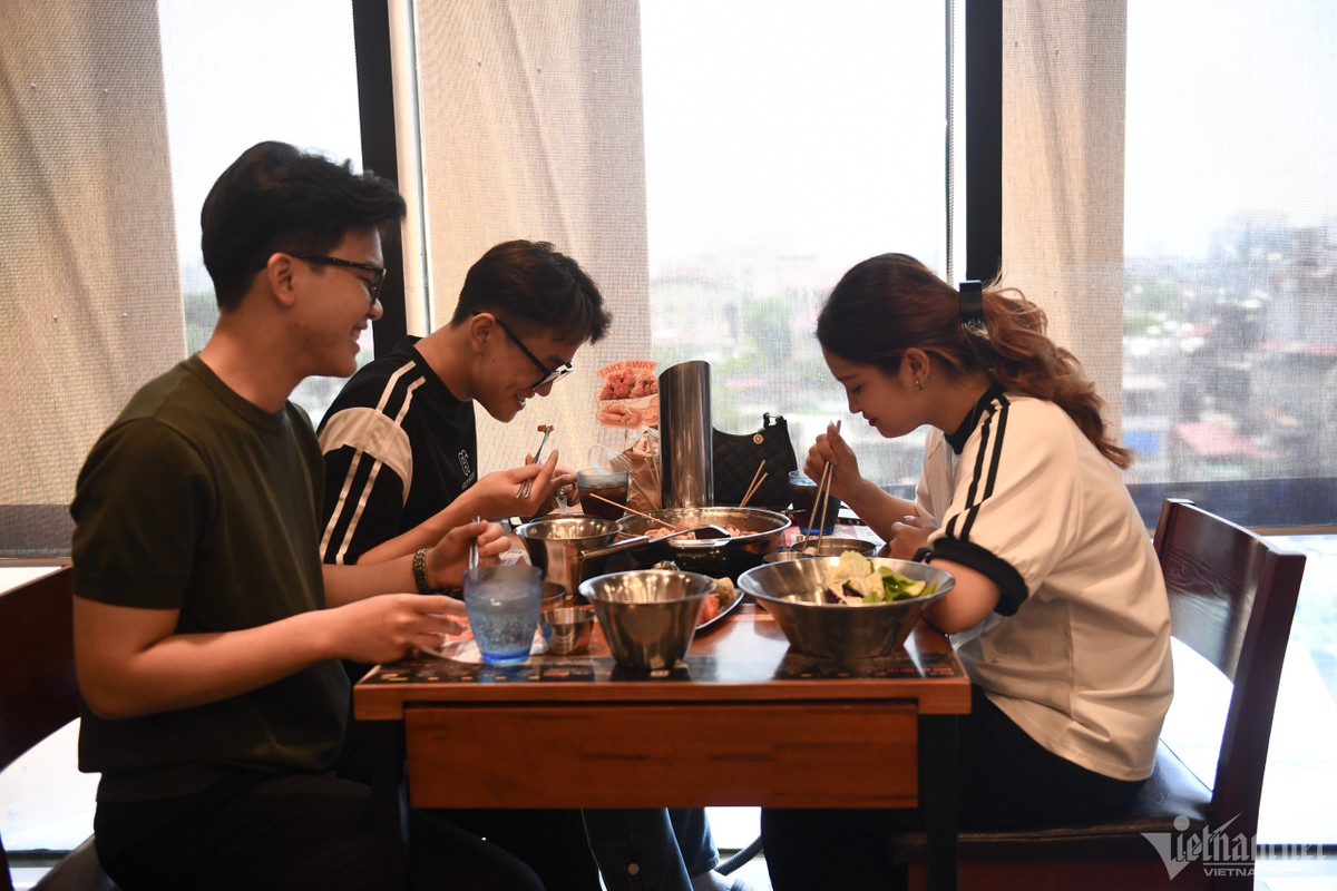 "Chúng tôi đến đây ăn cho đỡ đông người vì ở các trung tâm thương mại khác vào giờ này luôn phải ngồi xếp hàng 30 phút đến 1 tiếng. May là ở đây vẫn có rạp chiếu phim nên cũng đủ để đáp ứng nhu cầu. Mặc dù vậy tôi thấy ở đây khá tẻ nhạt", Minh Hiếu (ngồi phía trong) nói.