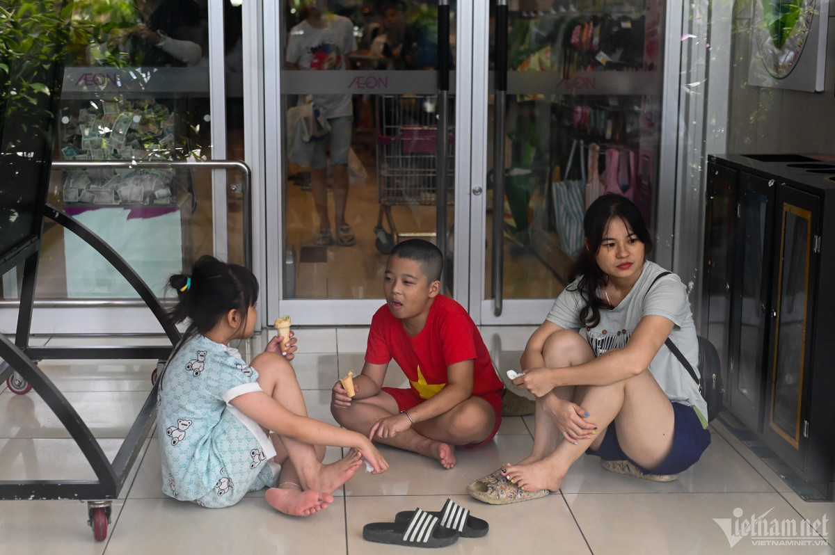 Trọng Nghĩa và em gái được mẹ đưa đến trung tâm thương mại bên Long Biên để vui chơi cuối tuần. Do phía trong quá đông ba mẹ con phải ra ngoài để ngồi ăn kem. "Gia đình tôi thường đến đây chơi một phần là vì gần nhà, vừa có nhiều khu vui chơi, chỗ ăn cho trẻ nhỏ. Không mua sắm gì cả, tôi ưu tiên chỗ nào rộng rãi, thoáng mát và giá thành hợp lý để đưa các con đến", mẹ Trọng Nghĩa chia sẻ.