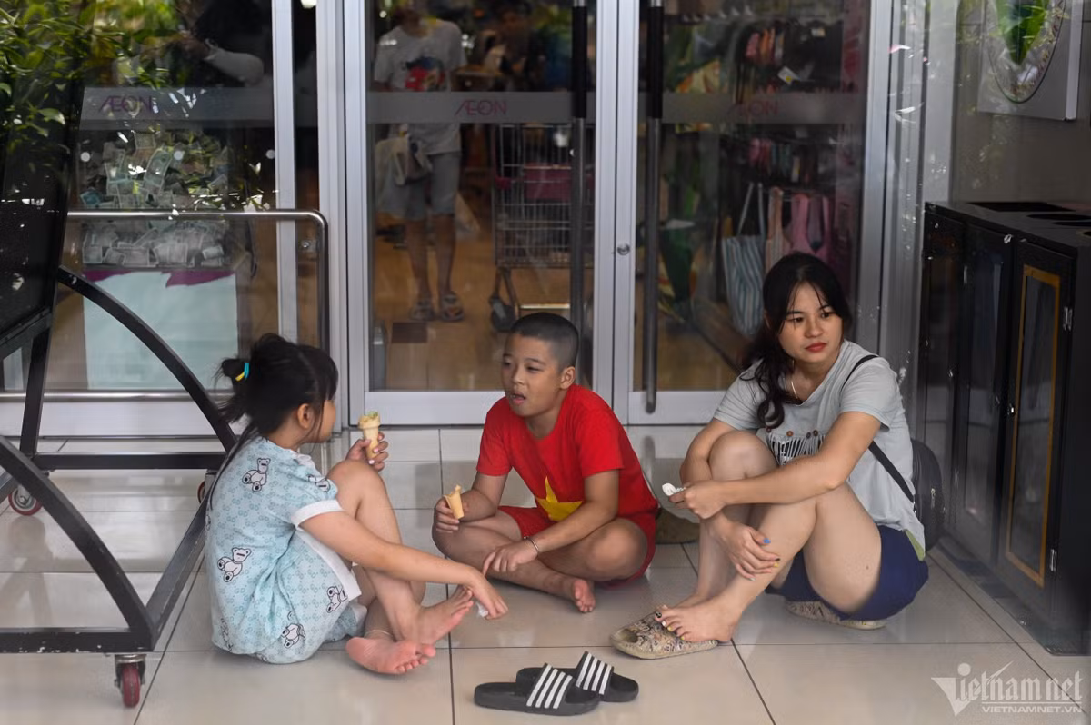 Trọng Nghĩa và em gái được mẹ đưa đến trung tâm thương mại bên Long Biên để vui chơi cuối tuần. Do phía trong quá đông ba mẹ con phải ra ngoài để ngồi ăn kem. "Gia đình tôi thường đến đây chơi một phần là vì gần nhà, vừa có nhiều khu vui chơi, chỗ ăn cho trẻ nhỏ. Không mua sắm gì cả, tôi ưu tiên chỗ nào rộng rãi, thoáng mát và giá thành hợp lý để đưa các con đến", mẹ Trọng Nghĩa chia sẻ.