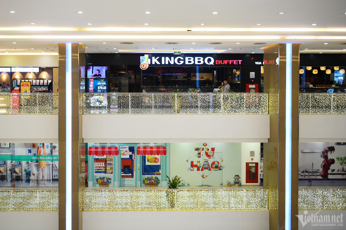 Nhiều gian hàng tại tầng 4 đã hoàn trả mặt bằng, chỉ có khu ẩm thực phía trên còn hoạt động. Lượng khách đến ăn trưa cũng lưa thưa.