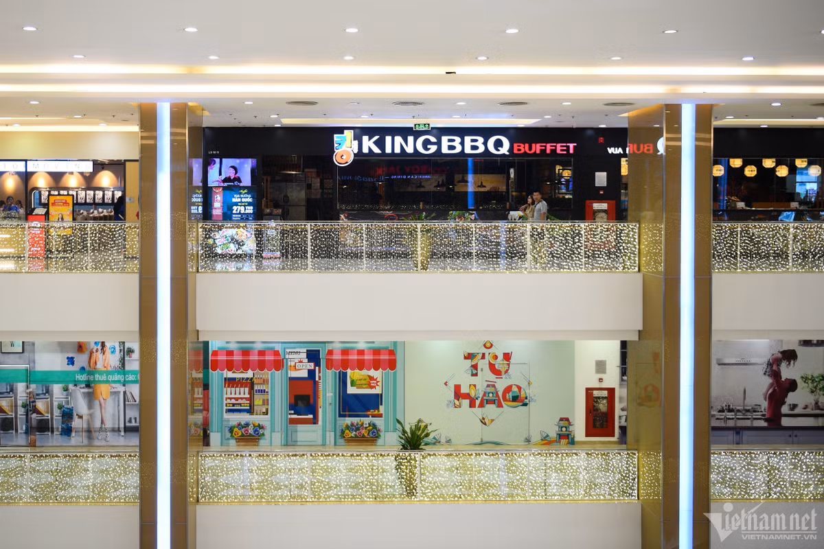 Nhiều gian hàng tại tầng 4 đã hoàn trả mặt bằng, chỉ có khu ẩm thực phía trên còn hoạt động. Lượng khách đến ăn trưa cũng lưa thưa.