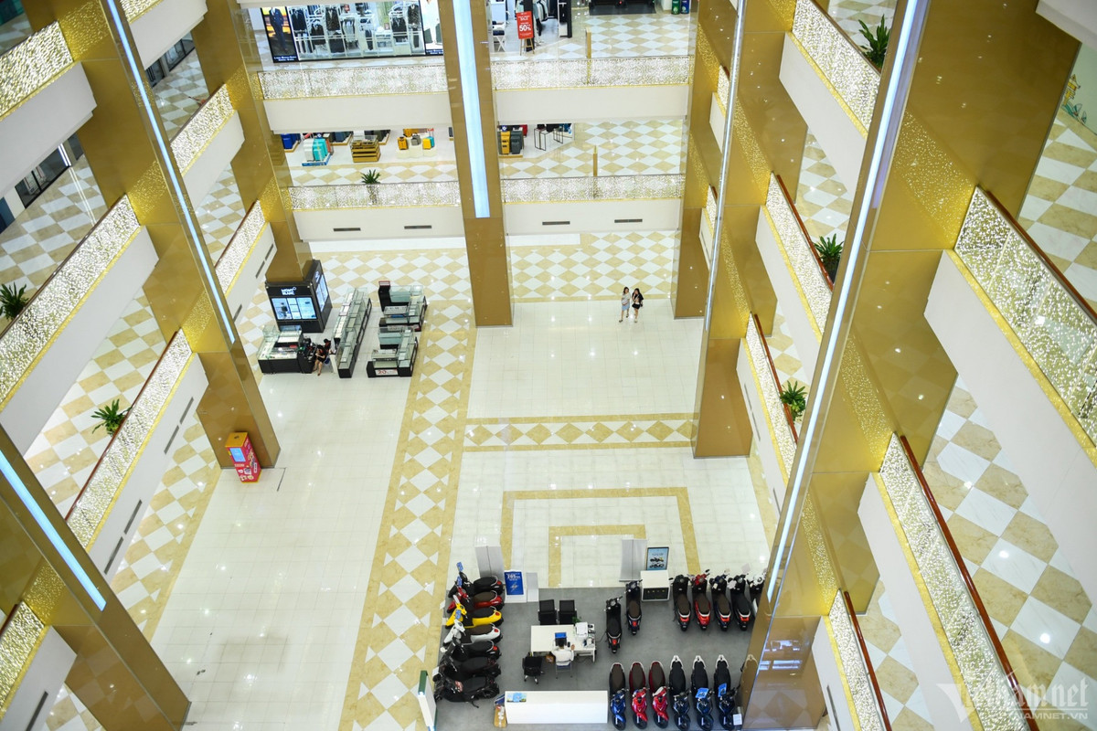 Cùng thời điểm trên, một trung tâm thương mại khác tại quận Đống Đa (Hà Nội) rất vắng vẻ, gần như không có khách đến vui chơi, giải trí, mặc dù là ngày cuối tuần. Hình ảnh ghi nhận lúc 11h30 ngày 13/8.