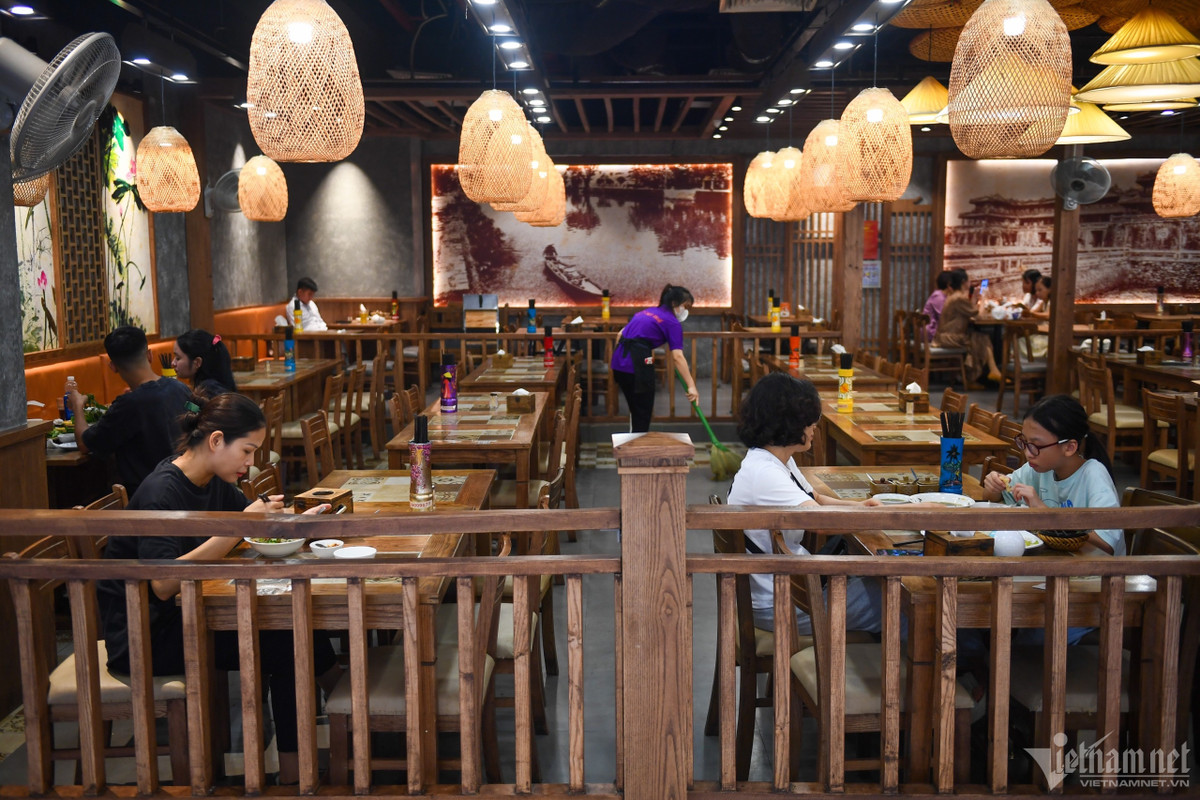 Đang trong giờ cao điểm nhưng các hàng kinh doanh ẩm thực tại đây còn thừa rất nhiều bàn ghế trống.