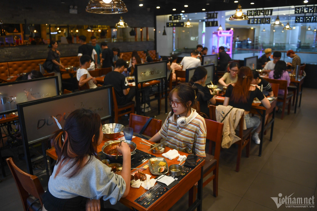 Duy nhất một quán bên trong trung tâm thương mại này đông khách vào buổi trưa nhưng xung quanh vẫn thoáng đãng, trầm lắng.