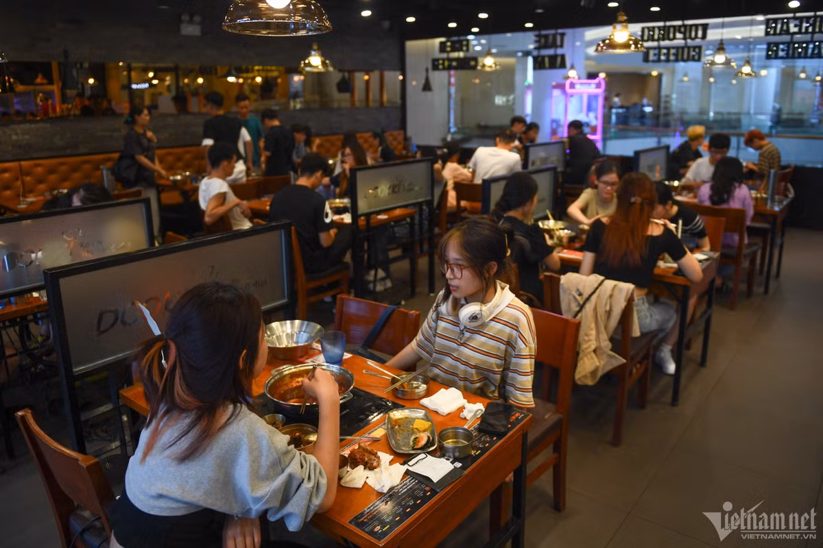 Duy nhất một quán bên trong trung tâm thương mại này đông khách vào buổi trưa nhưng xung quanh vẫn thoáng đãng, trầm lắng.