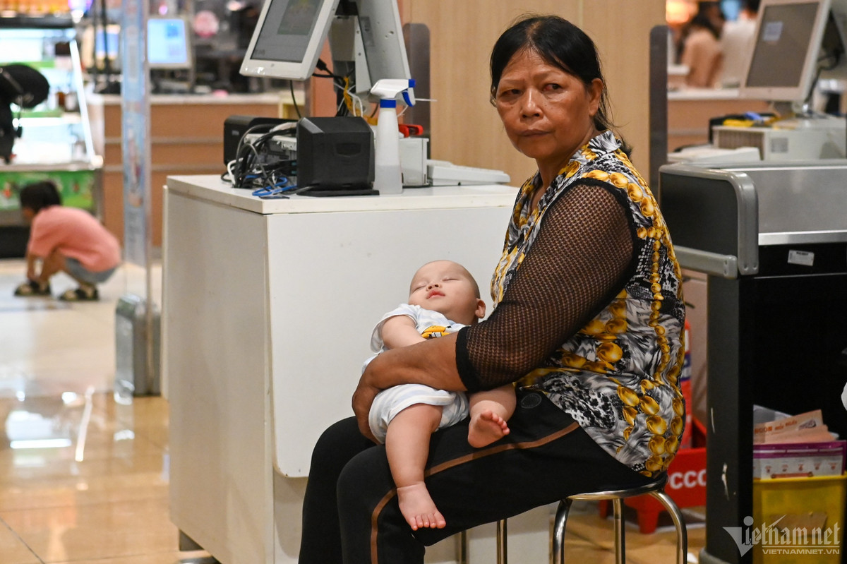 Phía bên trong quá đông, một vài gia đình phải ngồi bệt xuống đất để dùng bữa. Thiếu chỗ ngồi nghỉ, nhiều em nhỏ cũng nằm, ngồi xuống đất để nghỉ trưa.