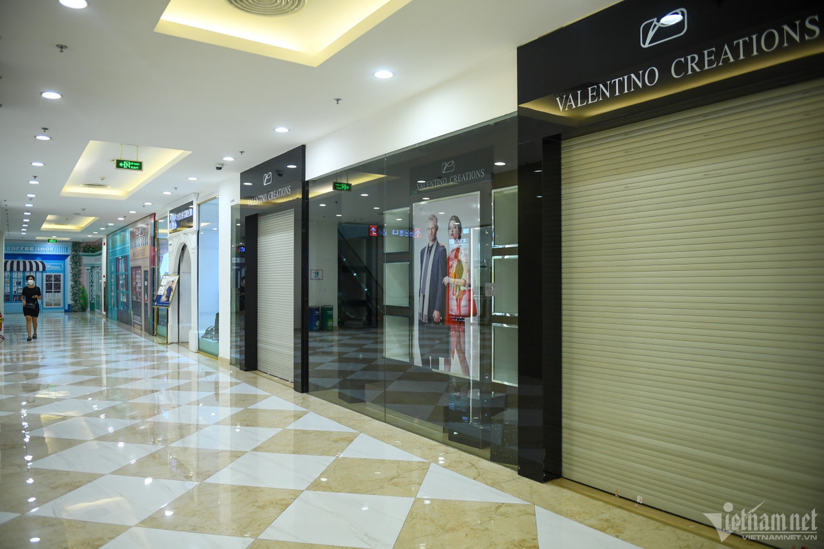 "Từ sau đại dịch Covid-19 ở đây bỗng nhiên trở nên vắng vẻ và kéo dài đến tận bây giờ. Bình thường vào cuối tuần nơi đây luôn nhộn nhịp, khách ra vào liên tục. Hợp đồng thuê mặt bằng dài hạn nên chúng tôi chưa thể hoàn trả. Từ sáng đến trưa chúng tôi chưa bán được một sản phẩm nào", một nhân viên bán hàng than thở.