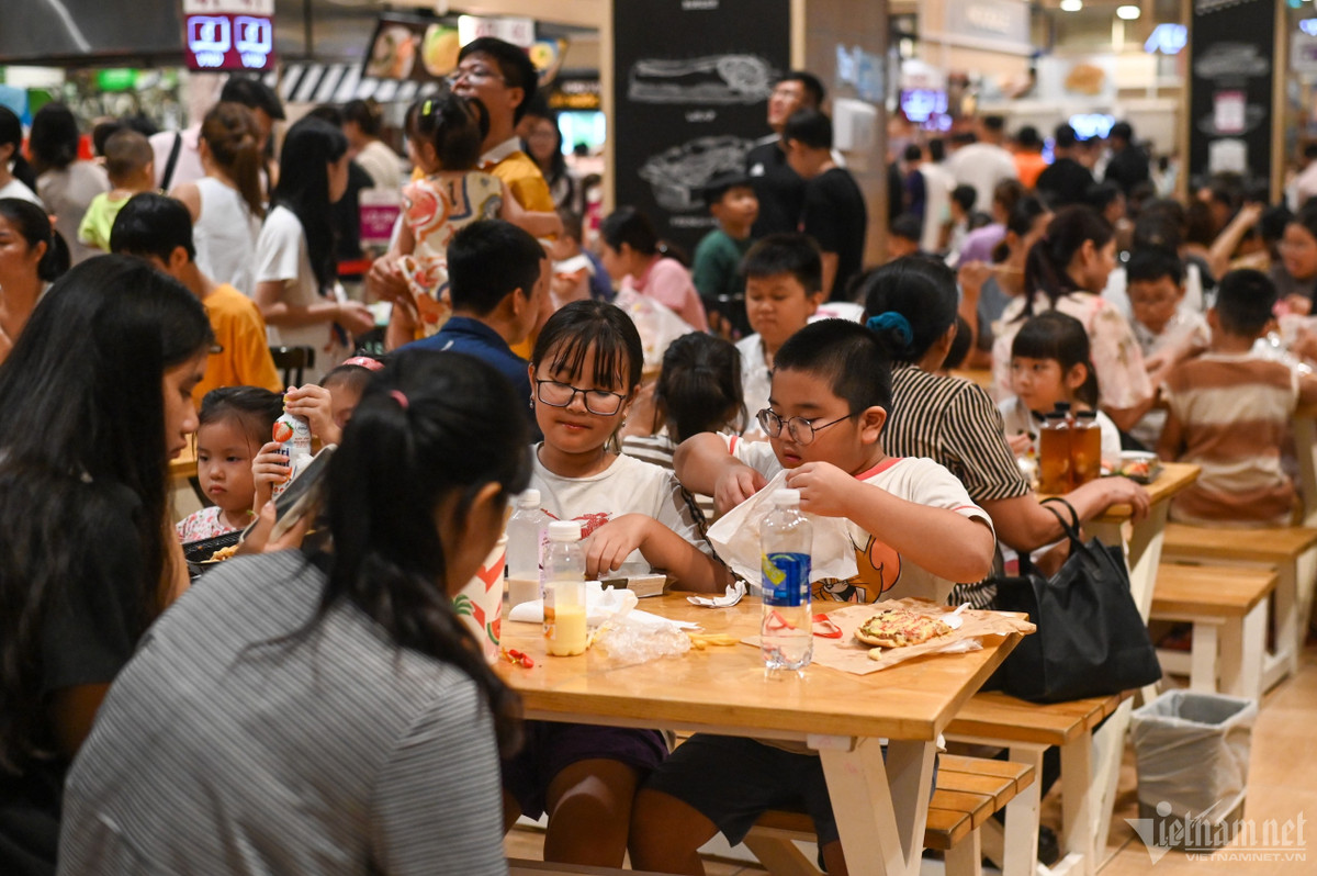 11h30, khu ẩm thực phía trong chật kín chỗ ngồi, ở bất kỳ vị trí nào cũng không tìm thấy khoảng trống nhỏ. Những nhóm khách đến muộn rất khó tìm bàn để ngồi ăn trưa.