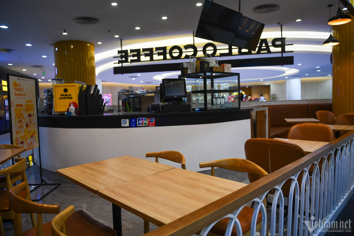 Một hàng cà phê cũng phải hoàn trả mặt bằng, đóng cửa, do khách thường không vào trung tâm thương mại để ngồi như ở các quán mặt phố.