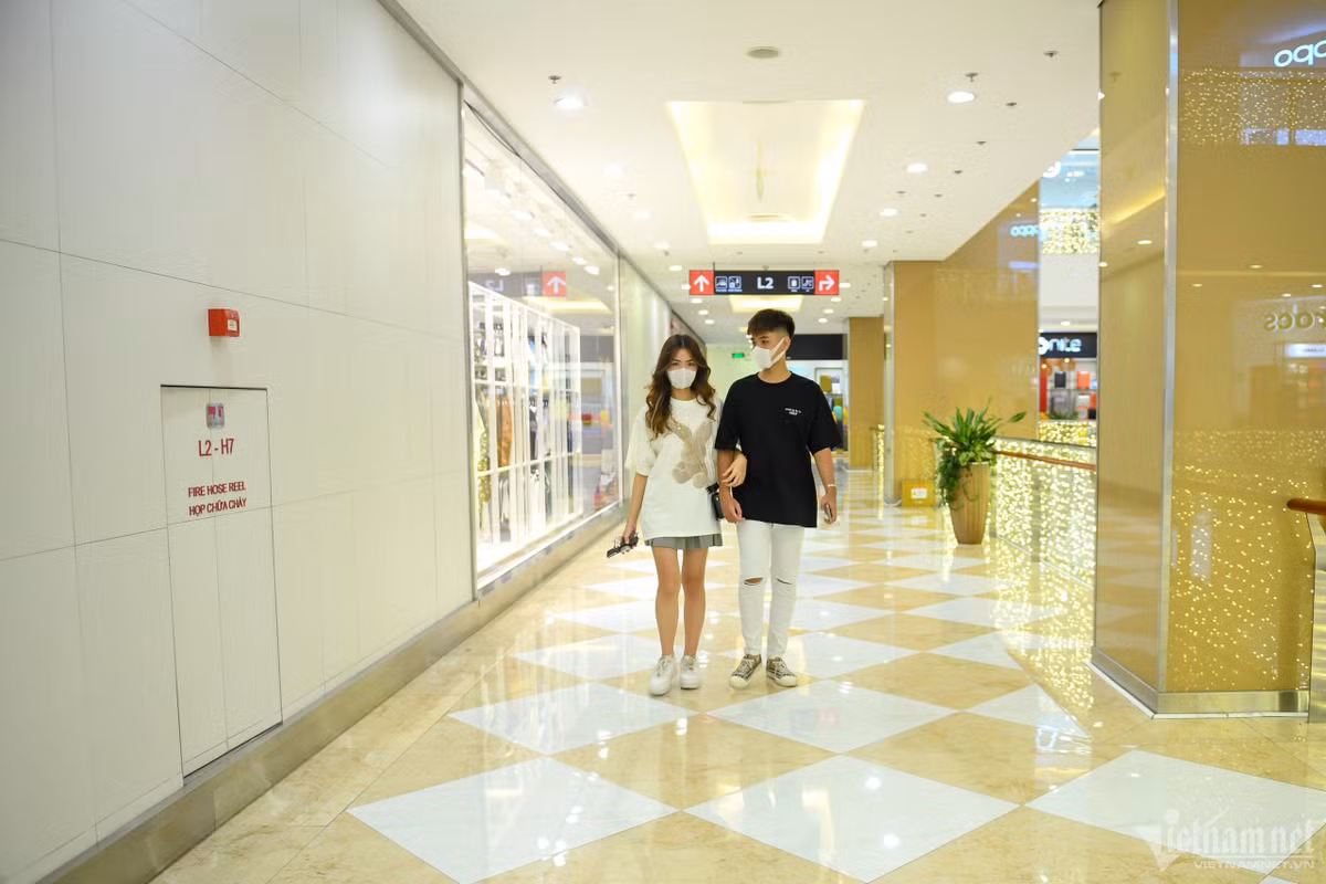 "Do trung tâm thương mại này gần nhà, với chủ đích đến chỉ để ăn uống nên tiện đường chúng tôi ghé qua luôn. So với các nơi khác của Hà Nội thì ở đây khá ít hoạt động, gian hàng ăn uống không có nhiều để lựa chọn. Ngoài ra, một số thương hiệu thời trang không phù hợp với giới trẻ", Tiến (bên phải) nói.