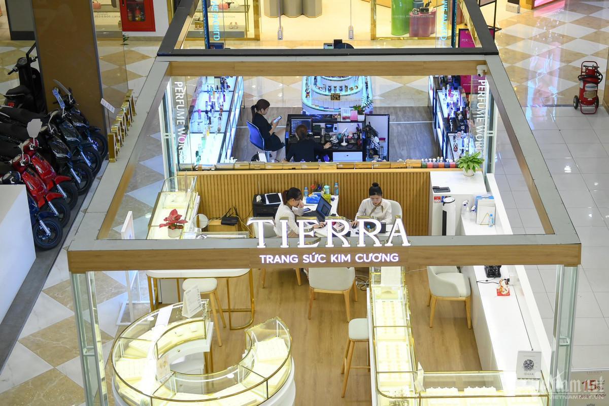 Một số cửa hàng đã tung ra các chương trình khuyến mãi nhằm thu hút khách nhưng gần như không có ai vào để nhân viên giới thiệu sản phẩm.