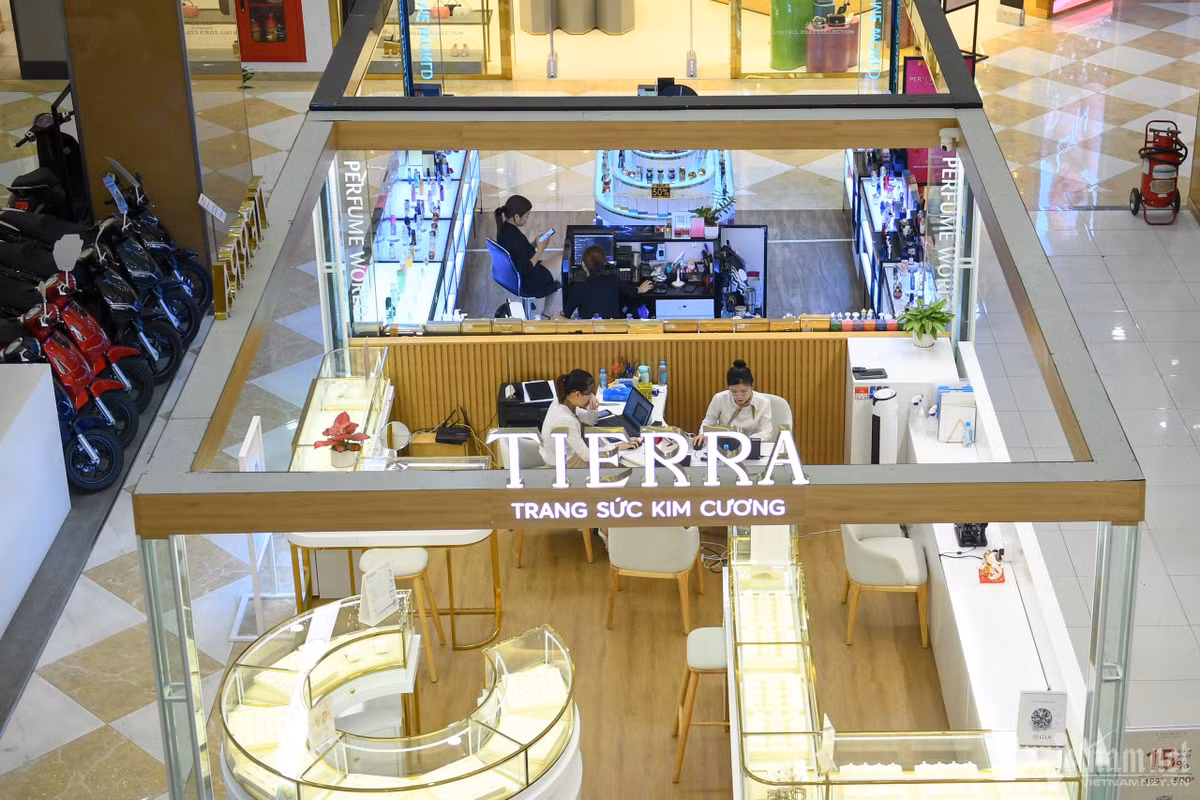 Một số cửa hàng đã tung ra các chương trình khuyến mãi nhằm thu hút khách nhưng gần như không có ai vào để nhân viên giới thiệu sản phẩm.