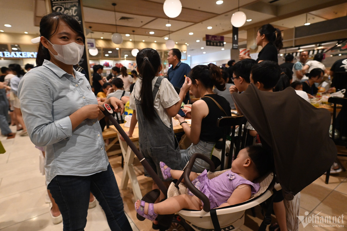 Chị Huệ Minh đưa các con nhỏ đi từ Thái Nguyên xuống trung tâm thương mại này để vui chơi, giải trí ngày cuối tuần. "Nội thành Hà Nội có nhiều TTTM nhưng đồ ăn, khu vui chơi các nơi đó không đa dạng, diện tích nhỏ, do đó các bạn nhỏ nhà tôi thích đến đây hơn vì không gian rộng, thoải mái, đồ ăn đa dạng, phong phú và giá thành rất rẻ", chị nói.