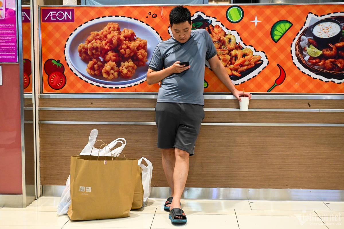 "Gia đình tôi thường xuyên mua sắm vào cuối tuần nhưng ít khi chọn khu vực mấy quận trung tâm vì những ngày này các tuyến phố thường xuyên bị ùn tắc. Tôi thường chọn khu vực ngoại thành nhiều hơn, đường thông thoáng và đồ ăn trong này nhiều loại, trẻ con cũng thích", người đàn ông trong ảnh chia sẻ.