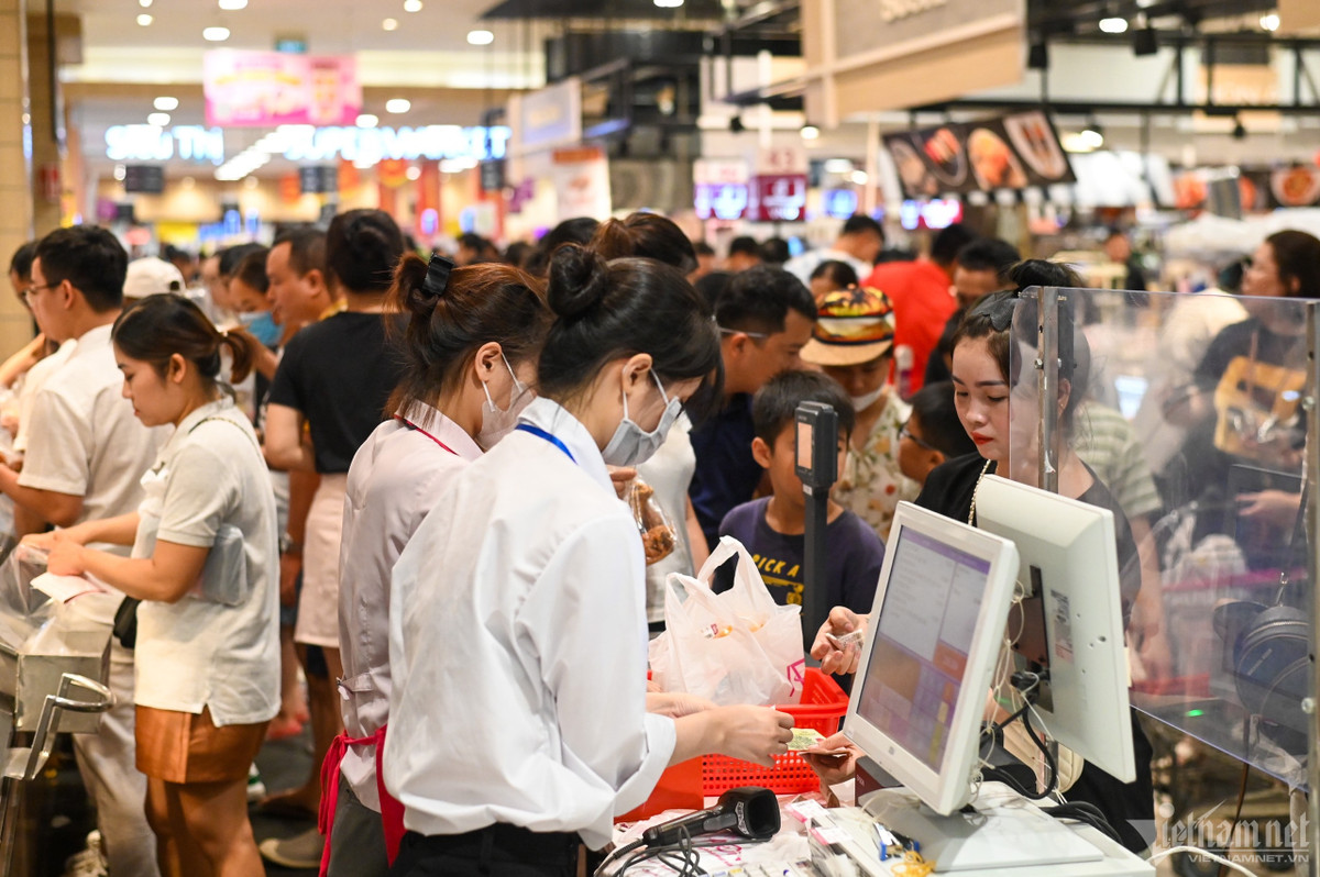 Nhân viên thu ngân làm việc hết công suất, trung bình khách hàng phải chờ khoảng 5-10 phút mới đến lượt thanh toán.