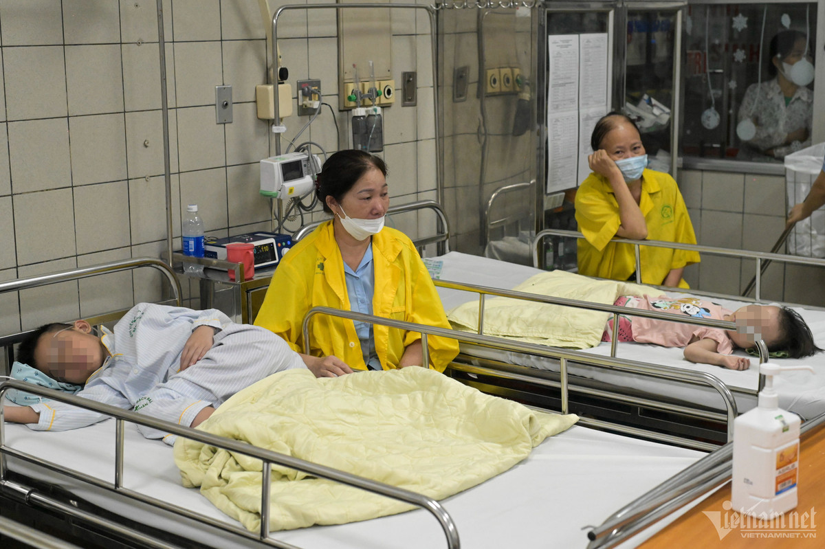 Thủ tướng đến thăm Trung tâm Nhi khoa, nơi đang điều trị cho 7 nạn nhân nhỏ tuổi. Trong ảnh là hai bệnh nhi cùng một gia đình đang được người bà chăm sóc. Theo chia sẻ của người thân, gia đình các em có 5 thành viên gồm bố mẹ và 3 người con. Hiện bố và mẹ đang nằm tại khoa hồi sức sau phẫu thuật vì chấn thương sau khi nhảy khỏi tầng 3 của tòa nhà. Khi đó, người bố ôm theo cô con gái út (2 tuổi) nhảy xuống. Con trai và con gái chạy theo người dân trong ngôi nhà lên tầng 7 nhưng bị thất lạc nhau. Sau đó, cậu bé sau đó được giải cứu. Người chị gái hiện chưa rõ tung tích.