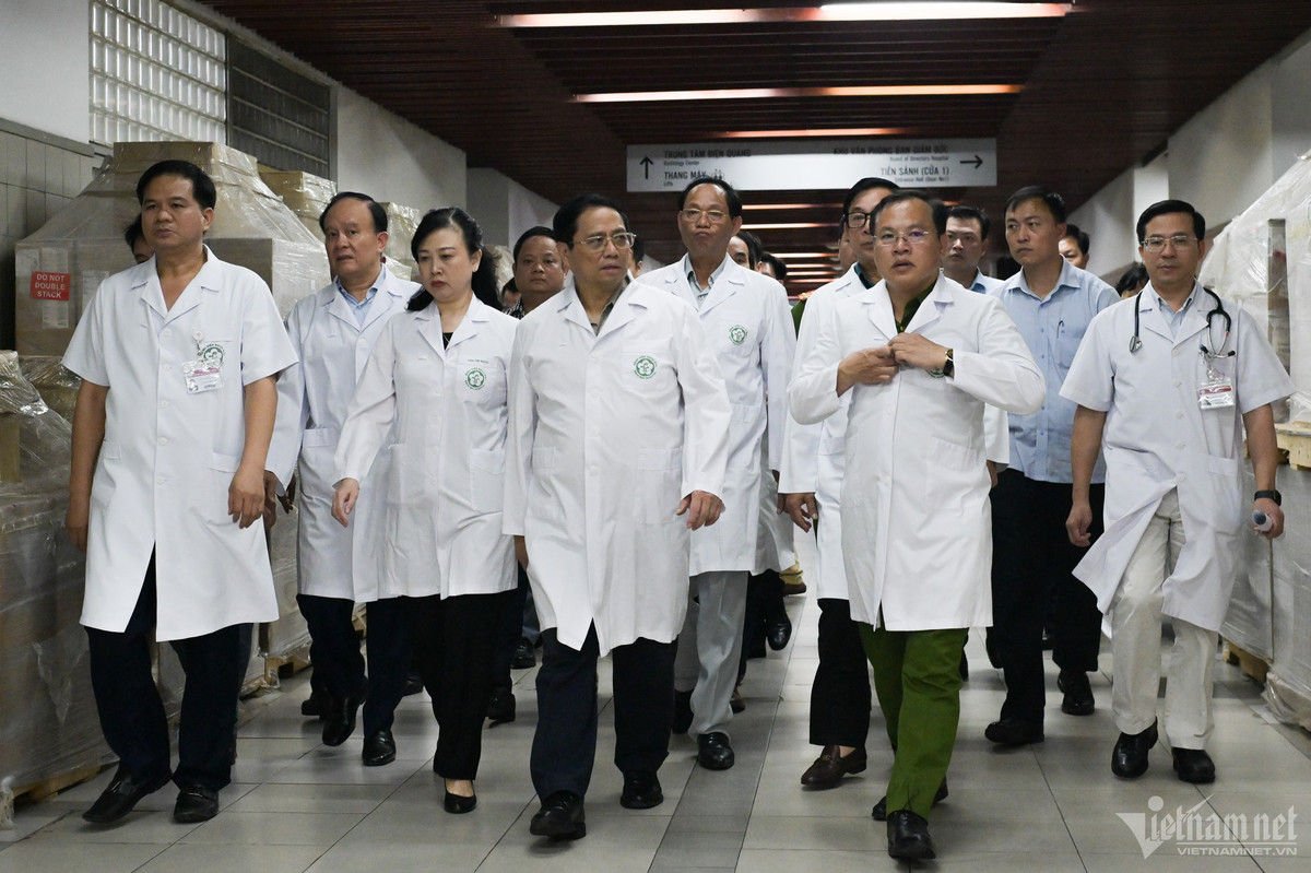 Sau khi thị sát hiện trường vụ cháy chung cư mini ở Khương Hạ (Thanh Xuân, Hà Nội), chiều 13/9, Thủ tướng Phạm Minh Chính trực tiếp đến Bệnh viện Bạch Mai thăm hỏi, động viên các nạn nhân. Tại đây, Thủ tướng đã kiểm tra công tác cứu chữa những người gặp nạn, động viên các y bác sĩ đang làm nhiệm vụ này và thăm các nạn nhân đang điều trị tại Khoa Cấp cứu A9 và Trung tâm Nhi khoa.