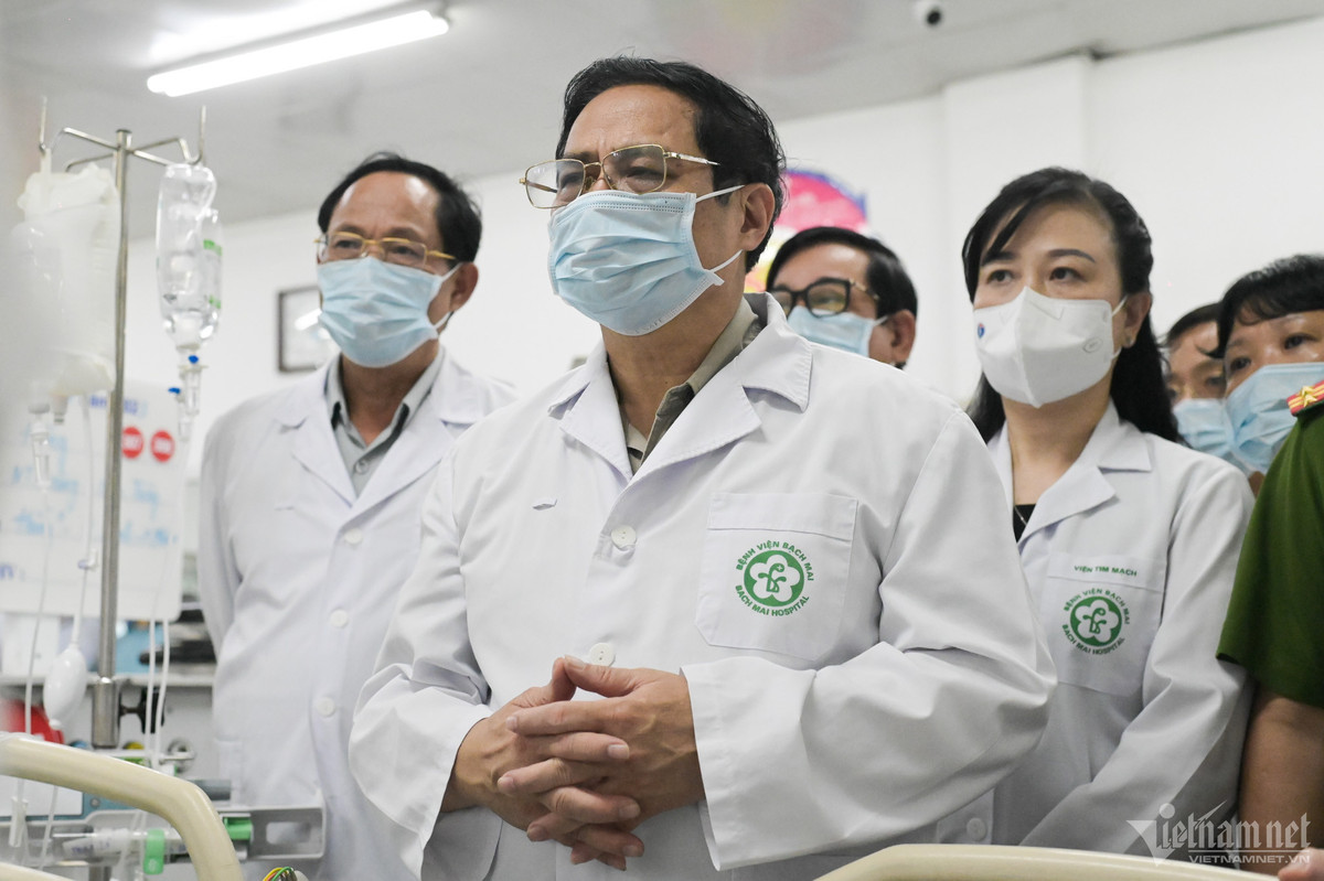 Tại đây, Thủ tướng đã nêu rõ mong các y bác sĩ làm hết sức mình để cứu chữa các nạn nhân, quan tâm động viên tinh thần nạn nhân và người nhà.