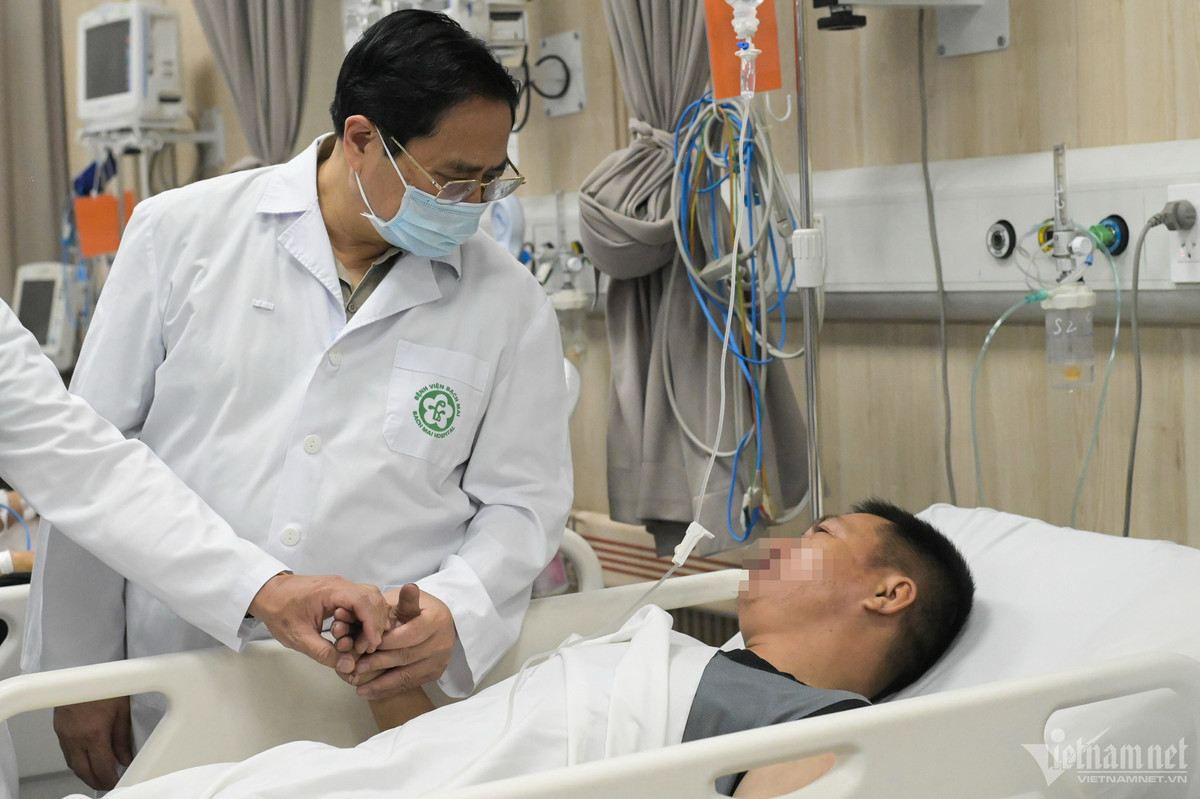 Một nam bệnh nhân không khỏi bàng hoàng sau vụ việc đã xúc động bật khóc khi được Thủ tướng chia sẻ, trò chuyện. Anh cùng vợ đã được các bác sĩ tại Bệnh viện Bạch Mai cấp cứu kịp thời.