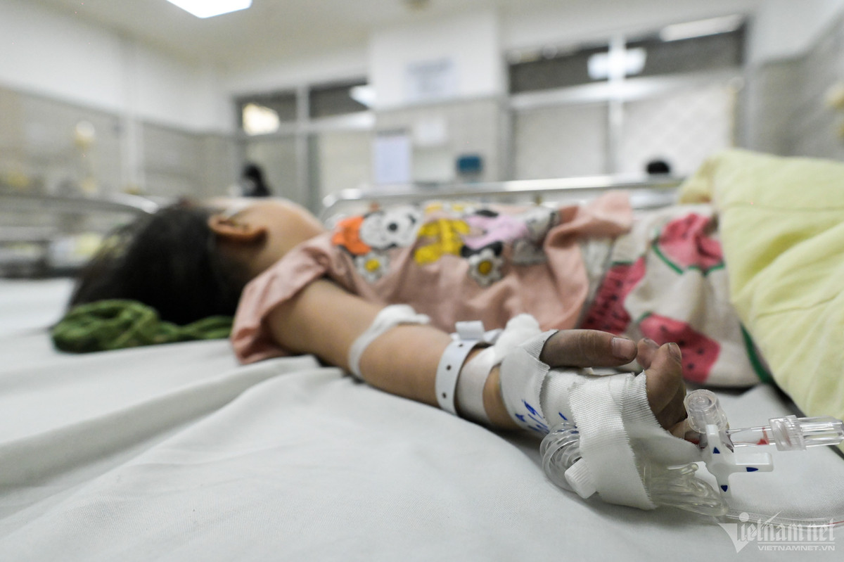 Hai bệnh nhi nhập viện trong tình trạng sặc khói đã được các y bác sĩ cấp cứu kịp thời. "Nhận được tin báo trong đêm, tôi và bà ngoại cháu lập tức đón xe vào bệnh viện. Cả nhà đau lòng vì sự việc đáng tiếc xảy ra", bà Trần Thị Yến (người thân) chia sẻ.